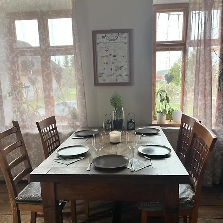 Placowka - Tu Zycie Plynie Wolniej