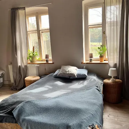 Placowka - Tu Zycie Plynie Wolniej *