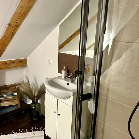 Placowka - Tu Zycie Plynie Wolniej