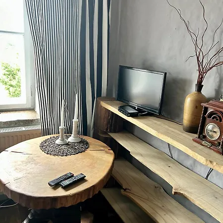 Placowka - Tu Zycie Plynie Wolniej