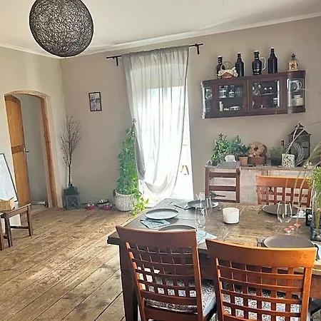 Placowka - Tu Zycie Plynie Wolniej